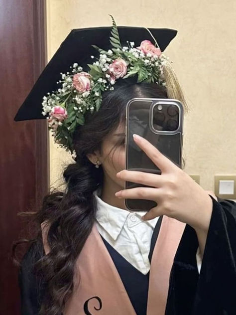 graduation cap idea: flower decoration Graduation Hat Designs, Flower Graduation Cap, Creative Graduation Caps, Graduation Cap Ideas, Graduation Pic Ideas, Grad Cap Decorated, Graduation Cap Decoration Diy, College Graduation Photoshoot, Graduation Look