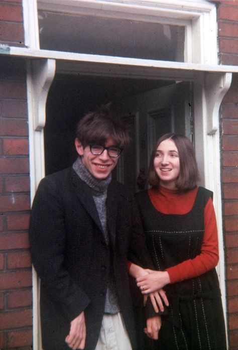 THE BIOGRAPHY OF JANE HAWKING. She is the former wife of the scientific genius Doctor Stephen Hawking, author of the bestseller "A Brief History of Time". Pic: Jane and Stephen in the 1960's. Stephen Hawking Young, Stephan Hawkings, The Theory Of Everything, History Of Time, Hugo Weaving, Rare Historical Photos, Stephen Hawking, Steven Spielberg, Robin Williams