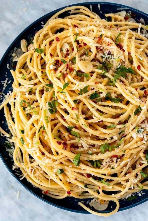 Garlic Red Pepper Pasta, Pasta E Olio, Pasta To Impress, Simple Italian Pasta Recipes, Pasta Ogliolio, Linguine Aglio Olio, Lemon Parsley Pasta, Pasta A Olio, Roman Pasta Recipes