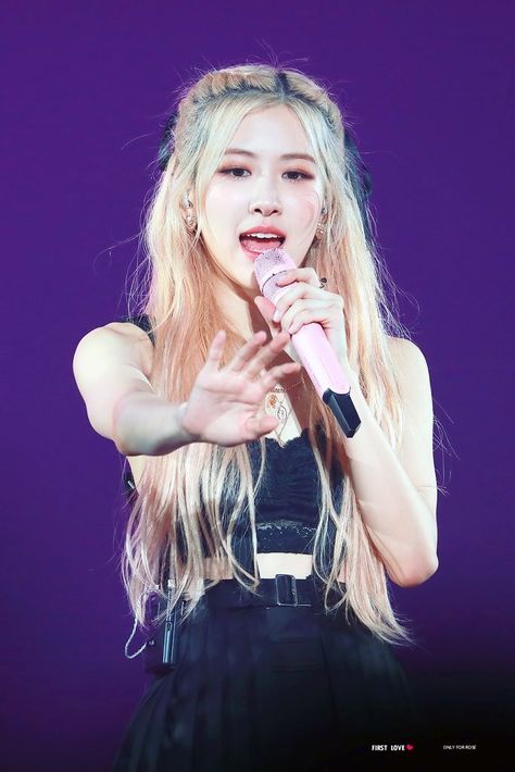 Rosé pics on Twitter: "… " Rosé Stage, Rose Pic, Bp Rosé, Cute Rose, Rose Icon, Rose Photos, Rose Hair, Park Chaeyoung, Rosé Blackpink