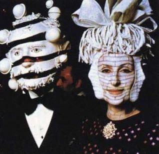 Rothschild Party, Surrealist Ball, Surrealism Fashion, Edgy Bridal, Theatre Of The Absurd, Melting Clock, Masked Ball, Art Costume, Halloween Inspo