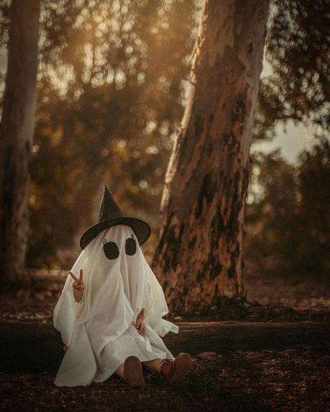 Yuki ♡𝕊𝕒𝕟 𝔻𝕚𝕖𝕘𝕠♡ on Instagram: “We got so excited when we heard we’re bringing back the ghost photoshoot trend. If you haven’t tried yet you gotta do it before Halloween👻…” Ghost Photoshoot, Ghost Photography, Fall Photoshoot, The Ghost, Baby Halloween, Bring Back, So Excited, Photography Inspiration, Activities For Kids