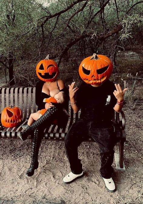 Couple Halloween Costumes Relationship Goals, Pumpkin Heads, Halloween Parejas, Halloween Couple, Halloween Photography, Couples Halloween Outfits, Cute Couple Halloween Costumes, Makijaż Smokey Eye, Halloween Photoshoot