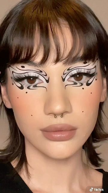 Line Art Makeup Looks, Graphic Eyeliner Makeup Looks, Wavy Eyeshadow, Squiggly Eyeliner, Graphic Makeup Eyeliner, Wavy Eyeliner, Alien Eyeliner, Swirly Makeup, Makeup Look Ideas Creative