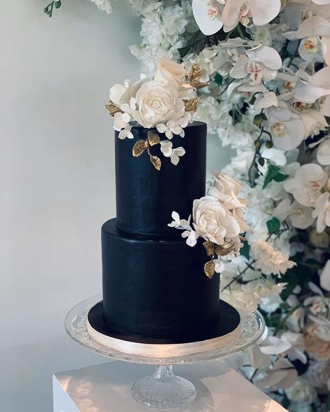 Nadia & Co~ (@nadiaandco) posted on Instagram • Sep 16, 2020 at 9:20pm UTC Cake Plinth, Crystal Cake Stand, Black And White Wedding Cake, Wedding Cake Stand, Crystal Cake, White Cakes, Luxury Wedding Cake, White Elegance, Wedding Cake Stands