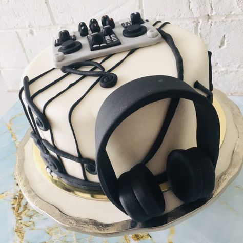 Dj Theme Cake, Heart Shaped Birthday Cake, Dj Cake, Music Cakes, 30 Birthday Cake, Simple Cake Designs, Happy Birthday Photos, Cake Day, Creative Birthday Cakes