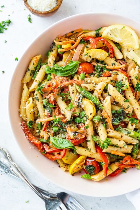 This delicious and easy Pasta Primavera recipe is perfect for a weeknight meal. Loaded with fresh veggies and tossed in a creamy sauce, it's a crowd-pleasing dish that the whole family will love. #primavera #pastaprimavera #pastarecipe Spring Pasta Primavera, Pasta Primavera Recipes, Easy Pasta Primavera, Reheat Pasta, Primavera Recipe, Pasta Primavera Recipe, Spring Pasta, Oh Sweet Basil, Creamy Mushroom Pasta