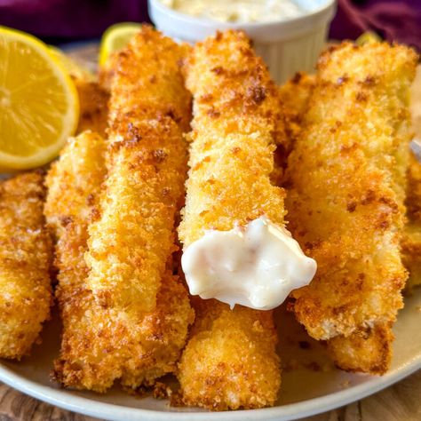 Homemade Fish Fingers - Simple Seafood Recipes Finger Fish Recipe, Grouper Fingers Recipe, Simple Seafood Recipes, Fish Fingers Recipe, Fish Goujons, Homemade Fish Sticks, Homemade Fish Fingers, Breaded Cod, Cod Fish Recipes