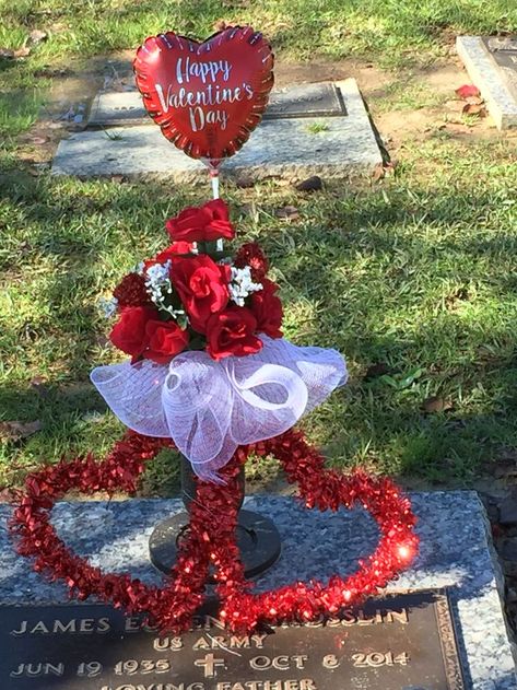 Gravesite Ideas, Cemetary Ideas, Vase Decoration Ideas, Valentines Dyi, Grave Ideas, Graveside Decorations, Cemetary Decorations, Valentine Flower Arrangements, Gravesite Decorations