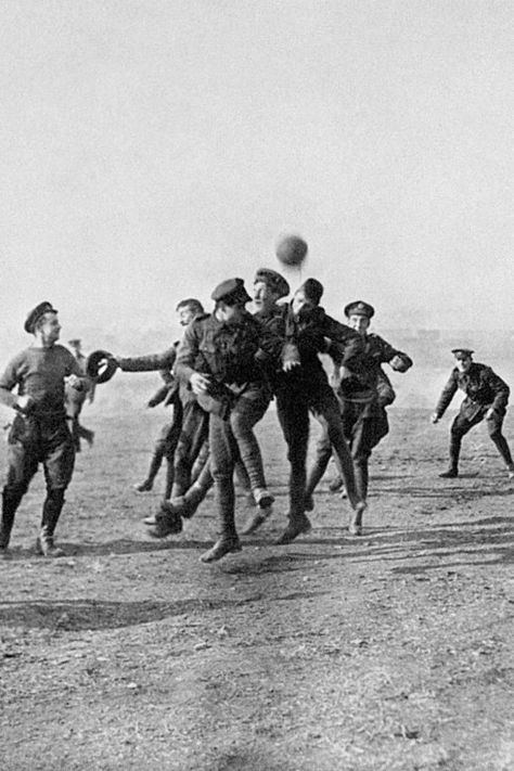 Christmas Day calm. | The Most Powerful Images Of World War I Christmas Truce, Battle Of The Somme, History Magazine, Western Front, Powerful Images, A Football, British History, Historical Events, Christmas Day