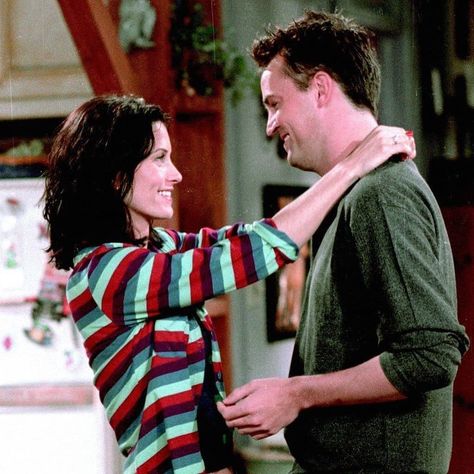 friends forever..... on Instagram: “" Mondler " 😍😍 . Purchase  FRIENDS tv show t-shirts, hoodies, sweatshirts, mugs.... Link in bio.✨💳💸 ( @friends_forever_236 ) . Please…” Chandler And Monica, Chandler Friends, Dating Your Best Friend, Monica And Chandler, Relationship Lessons, Perfect Together, Matthew Perry, Romantic Gestures, Dating Pictures