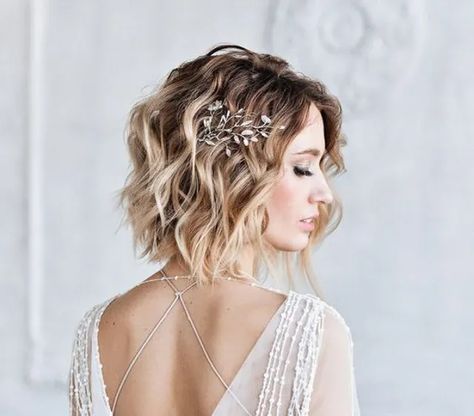 Examples Of Short Hair Wedding Styles – The Strawberry Fountain Simple Curls, Wedding Hair Pin, Makeup Pengantin, Color Highlights, Vlasové Trendy, Romantic Jewelry, Wedding Romantic, Brunette Color, Wedding Hair Clips