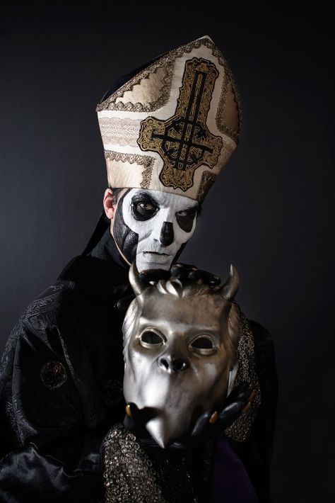 Ghost Rock Band, Papa Emeritus Iii, Ghost Banda, Ghost Papa Emeritus, Doom Metal Bands, Mascaras Halloween, Ghost Art, Papa Emeritus, Ghost Papa