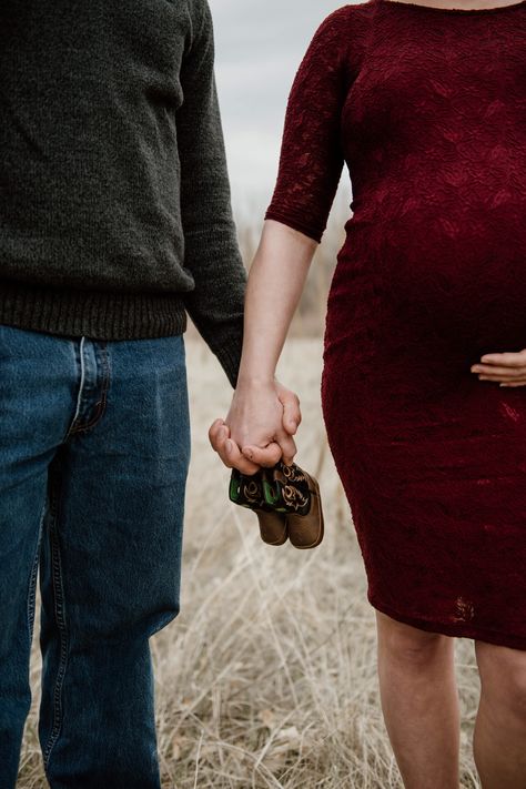 Maternity photo shoot. Baby shoes as a prop. Maternity Pictures Shoes, Maternity Posing Guide, Maternity Props, Maternity Shots, Announcement Photoshoot, Maternity Posing, Pregnancy Announcement Photoshoot, Baby Bump Pictures, Maternity Photo Props