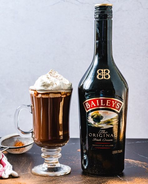 Baileys Hot Chocolate is rich, creamy and all about flavor! This hot cocktail is deliciously sweet and perfect for cool weather. #baileys #hotchocolate #baileyshotchocolate #baileysandhotchocolate Bailey Drinks, Baileys Alcohol, Hot Chocolate Baileys, Baileys Hot Chocolate, Spiked Hot Chocolate Recipe, Kahlua Hot Chocolate, Baileys Irish Cream Recipes, Baileys Drinks, Baileys Cocktails