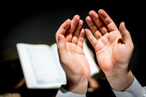 Muslim man hands holding rosary with quraan Premium Photo Controlling Wife, Malaikat Jibril, Dua For Success, Preparing For Ramadan, Dua In Urdu, Prayer Hands, Malayalam Quotes, Muslim Men, Male Hands