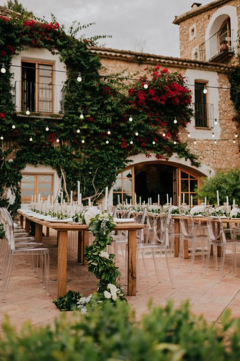 Wedding Table Planner, Style Hacienda, Spanish Style Wedding, Courtyard Wedding, Barcelona Wedding, Wedding Spain, Spanish Wedding, Unplugged Wedding, Villa Wedding