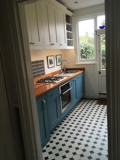 Herne Hill Shaker Style painted kitchen with solid iroko work tops - Victorian - Kitchen - London - by The Dovetail Joint Ltd | Houzz Small Victorian Kitchen, Victorian Homes Interior Kitchen, Victorian Kitchen Ideas, Victorian Home Kitchen, Victorian Kitchen Remodel, Modern Victorian Kitchen, Victorian Style Kitchen, Black Kitchen Ideas, Edwardian Kitchen