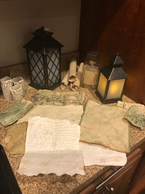 Dnd Table Decorations, Dnd Themed Room, Tavern Theme Party, Dnd Decor Diy, Dnd Themed Party Decor, Skyrim Party Ideas, D And D Party, D&d Themed Party, Dnd Party Aesthetic