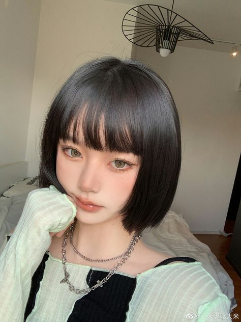 Medium Long Haircuts, Short Black Hair, Asian Short Hair, Bob Haircut With Bangs, Shot Hair Styles, Uzzlang Girl, Favorite Hairstyles, Hair Reference, Yellow Eyes