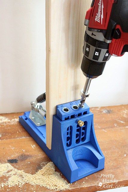 kreg_jig_drilling_pocket_holes Easy Woodworking Ideas, Woodworking Shows, Kreg Jig, Learn Woodworking, Diy Holz, Popular Woodworking, Wood Plans, Woodworking Bench, Woodworking Jigs