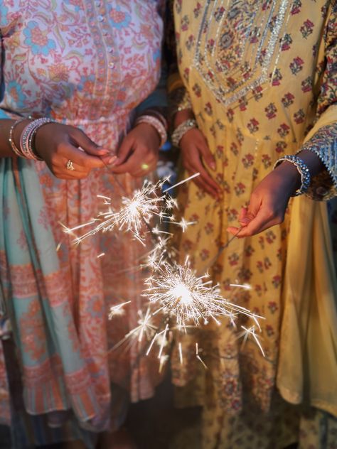 Bbq Night, South Asian Aesthetic, Diwali Photography, Diwali Pictures, Diwali Photos, Festival Aesthetic, Desi Love, Diwali Outfits, Cup Of Hot Chocolate