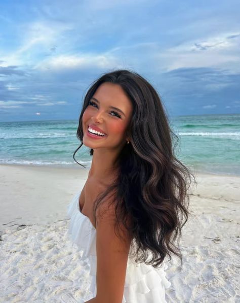 Insta Photo Ideas Brunette, Beachy Brunette Hair, Sunset Instagram Pictures, Insta Photo Ideas Summer, Beachy Makeup, Individual Poses, Vacation Makeup, Brunette Blue Eyes, Brunette Aesthetic