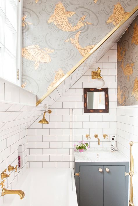 Gold accented wallpaper. Bathroom With White Tile, Powder Room Wallpaper, Attic Bathroom, Bad Inspiration, Gorgeous Bathroom, Tiny Bathrooms, Bathroom Trends, Interior Modern, Tiny Bathroom