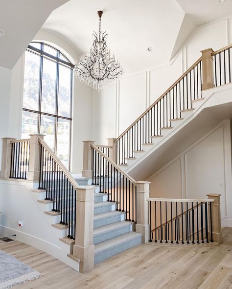 Chelsea Kasch Interior Design on Instagram: “I mean this stairway is incredible on its own but swipe to see it’s Christmas transformation. It’s that time of year!! 🌲🎄 Builder…” Entryway Stairs, Moore House, Beautiful Stairs, House Staircase, Custom Home Plans, Home Aesthetic, Transitional House, Design Board, House Stairs