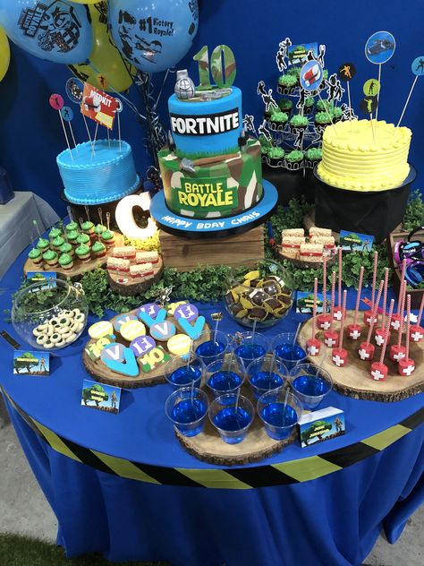 Fortnite Birthday Party Ideas Games, Fortnight Party Ideas, Fortnite Cakepops, Fortnite Food Ideas Party, Fortnite Themed Birthday Party, Fortnite Party Ideas, Fortnight Party, Fortnite Birthday Party Ideas, Ninja Turtle Birthday Cake