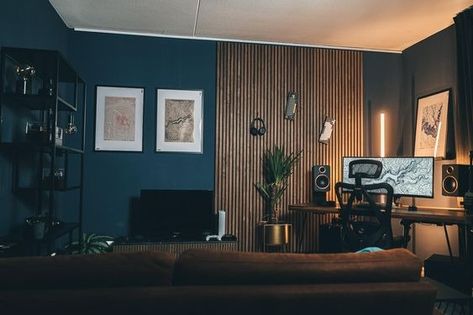 Content Creation Room Ideas, Men’s Home Office Decor, Slat Wall Office, Youtube Studio Ideas, Music Studio Office, Small Moody Office, Guys Office, Office Decor For Men, Men’s Office