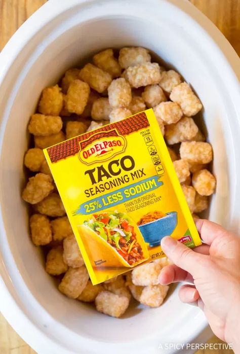 Slow Cooker Taco Tater Tots - A Spicy Perspective Crock Pot Food, Slow Cooker Tacos, Low Carb Snack, Easy Party Food, Tater Tots, Crockpot Dishes, Easy Slow Cooker Recipes, Menu Planners, Crock Pot Slow Cooker