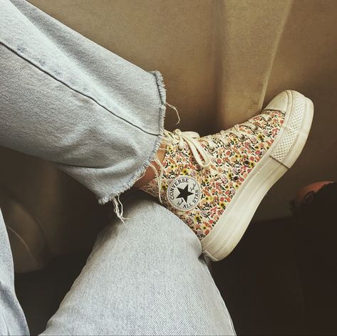 Floral Converse Outfit, Floral Converse, Converse Aesthetic, Embroidered Converse, Converse Outfit, Preppy Shoes, Shoe Wishlist, Cute Sneakers, Outfits With Converse