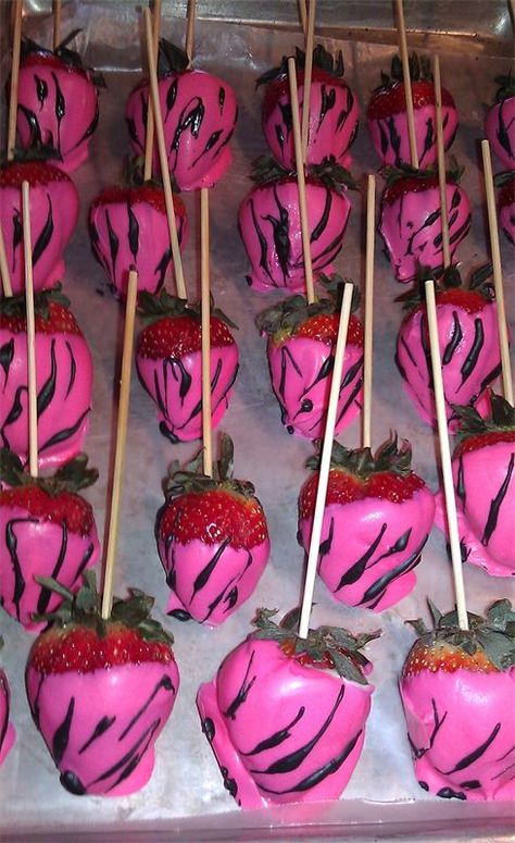 Zebra strawberries Mcbling Theme Party, Y2k Birthday Decorations, Mcbling Party Decor, Y2k Party Cake, Zebra Strawberries, Trashy Birthday Party Ideas, Mcbling Birthday Cake, Brats Birthday Theme, Y2k Snacks