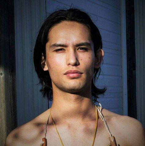 Mi'kmaq Native American Hollywood actor in 20s Native American Actors, People Faces, Native American Men, American Teen, Hollywood Actors, Unique Faces, Native American Heritage, Story Characters, Mens Hairstyles Short