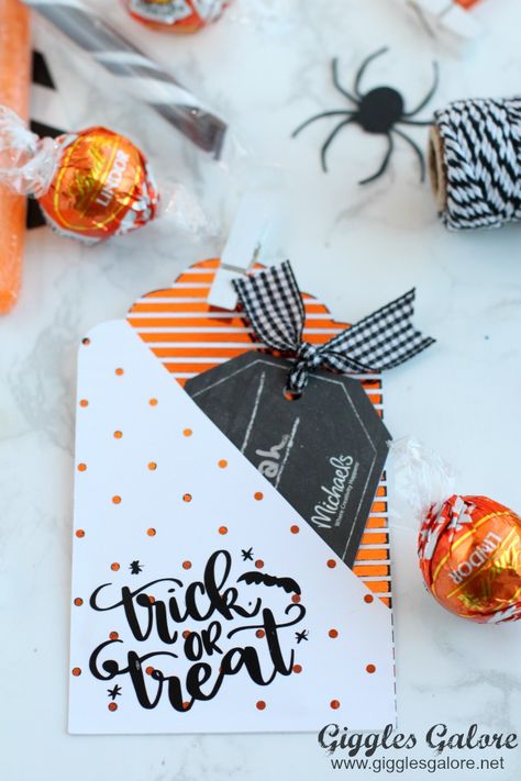 DIY Halloween Gift Card Tags Diy Halloween Gift Tags, Halloween Gift Card Ideas, Diy Halloween Gift Bags, Halloween Gift Card Holders, Halloween Packaging, Gift Card Tags, Diy Halloween Gifts, Gift Card Holder Diy, Halloween Gift Tags