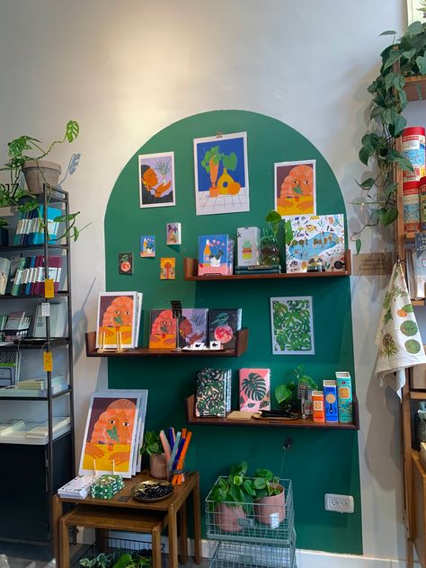 Retail Store Wall Display, Art Studio Interior Design Ideas, Cute Shop Design, Gallery Shop Design, Colourful Shop Interior, Art Store Aesthetic, Art Shop Interior, Art Store Design, Creative Retail Display