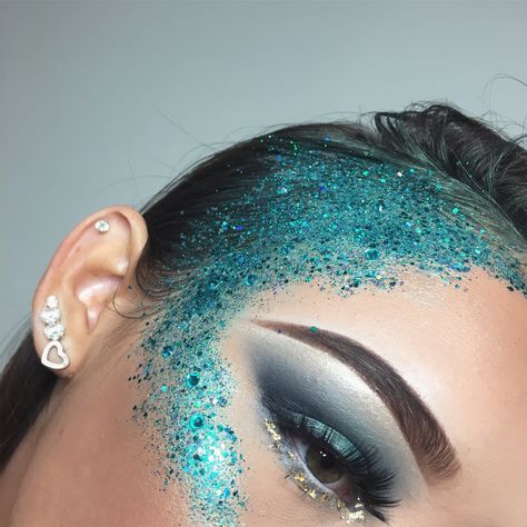 Festival makeup ✨ mermaid makeup ✨ mermaid look ✨ festival look ✨ festival glitter ✨ cosmetic glitter ✨ face glitter ✨ blue makeup ✨blue eye makeup ✨ Festival Makeup Rhinestones, Rave Halloween, Festival Makeup Tutorial, Mermaid Look, Festival Makeup Rave, Festival Makeup Glitter, Festival Make Up, Face Glitter, Festival Glitter