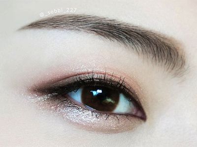 Idea: glitter line a little thinner + a light color on the bottom water line. (And dark contouring on the outer eye to make eye appeal bigger.) Bigger Eyes, Korean Makeup Tutorials, Makeup Drawer, Korean Eye Makeup, Glitter Eyes, Asian Makeup, Eye Make, Pretty Eyes, Korean Makeup