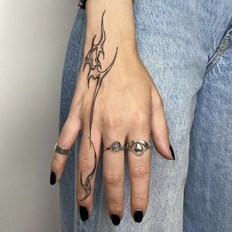 Lesbian Hand Tattoo, Metal Tattoos For Women, Ui̇ci̇deboy Tattoos, Tattoos Upper Arm, Twilight Tattoos, Tattoos Abstract, Tattoos Japanese, Partner Tattoos, Tattoos Watercolor