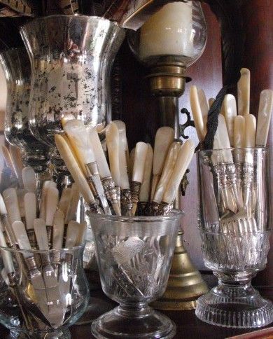 Silverware Display Ideas, Silverware Display, Antique Booth Displays, Thrift Store Decor, Vintage Flatware, Vintage Cutlery, Silver Decor, Vintage Display, Butler's Pantry