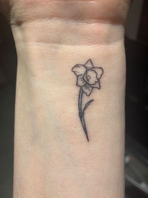 Small Daphodil Tattoo, Cute Daffodil Tattoos, Daffodil Small Tattoo, Daffodil And Bee Tattoo, Daffodil Tattoo Small Simple, Daphadil Flower Tattoo, Meaningful Tattoos Simple, Tangled Rapunzel Flower, Small Daffodil Tattoo