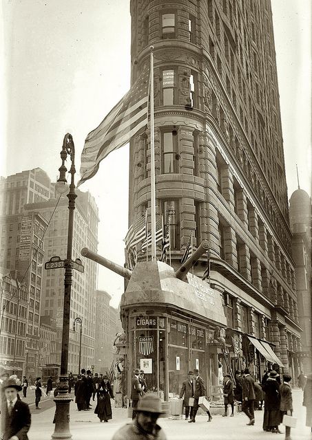 Recruiting Center 1917 | Flickr - Photo Sharing! Shorpy Historical Photos, Historic Pictures, Photo New York, Nyc History, Flatiron Building, Vintage Architecture, The American Flag, Vintage New York, Photo Vintage