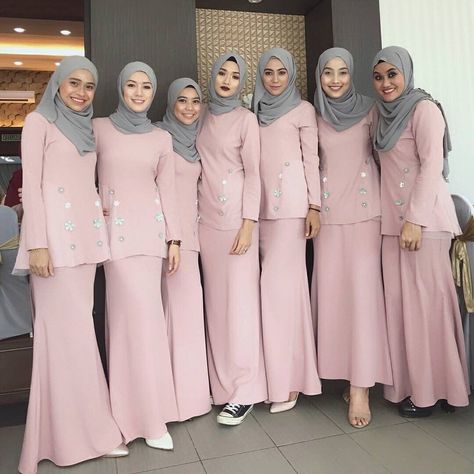 BRIDESMAID|KEBAYA|KONDANGAN di Instagram "These are our bridesmaids squad.. What's yours?.....Don't forget to mention them.. 😆😍😘 . And how to be featured?? Just follow, tag and use…" Dress Hijab Simple, Dress Malaysia, Hijab Pink, Bridesmaid Dresses Hijab, Pink Bridesmaid Dresses Long, Modern Bridesmaid Dresses, Mint Green Bridesmaid Dresses, Dresses Hijab, Hijab Dress Party