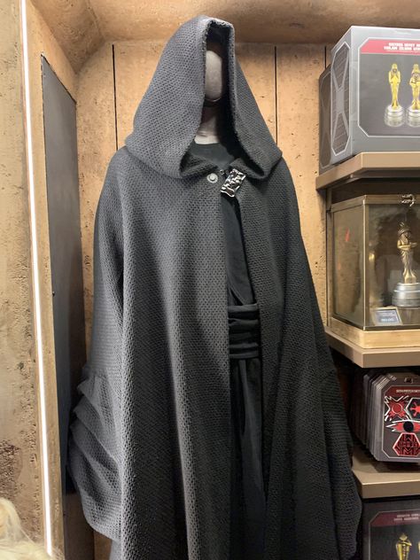 Robes Reference, Star Wars Cloak, Sith Robes, Sith Lord Costume, Cloak Ideas, Black Jedi, Jedi Cloak, Sheev Palpatine, Jedi Robe