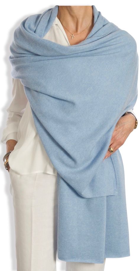 Cashmere Robe, Winter Mode Outfits, Vintage Fashion 1950s, Dress Pant Suit, Cashmere Pashmina, Cashmere Poncho, Cashmere Wrap, Older Fashion, How To Wear Scarves