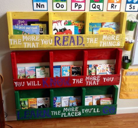 bookshelves for classrooms ideas | Display book shelves we made from one pallet, with Dr. Seuss quote. Book Shelf Display, Playroom Shelves, Dr Seuss Classroom, Pallet Bookshelf, Seuss Classroom, Pallet Shelves, Recycled Pallets, Pallet Crafts, Bookshelves Kids