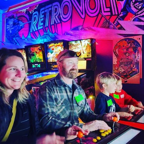 A family playing arcade games at Retrovolt Arcade in California Arcade Restaurant, Surprise Date, Pinball Machines, Donkey Kong, Pac Man, Group Of Friends, Popular Games, Son Love, Street Fighter