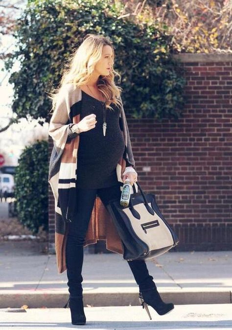 Stylish Maternity Winter Outfits To Enjoy The Season Winter Pregnancy, Pregnant Outfit, Winter Maternity Outfits, Baby Bump Style, Preggo Fashion, Maternity Chic, Walking Down The Street, Winter Maternity, Stylish Maternity Outfits