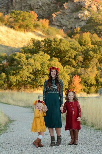 "All the heart eyes 😍 for this forest green beauty! This is my most favorite dress that I own. I felt so beautiful in our family pictures. I usually wear a small in Ivy City, but I got the medium in this one and it feels perfect. It is m..." - Abby V. Fall Winter Dress, Fall Photography, Fall Winter Dresses, Christmas Family Photos, Fall Family Photos, Christmas Photoshoot, Family Pics, Winter Dress, Green Outfit